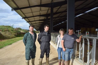 Couverture photovoltaïque et raclage pour 220 vaches !