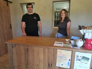Marine Seckler et Benoit Corsin disposent d'un nouvel espace de vente voisin du laboratoire et de l'espace de séchage des saucissons.