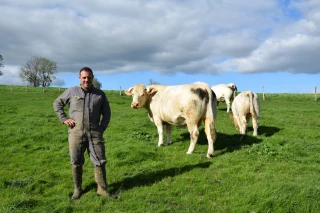 Emeric Rizet aura un veau à la vente aux enchères en ligne de reproducteurs charolais Feder.