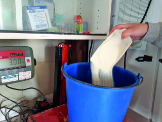 Préparer un biberon pour un agneau