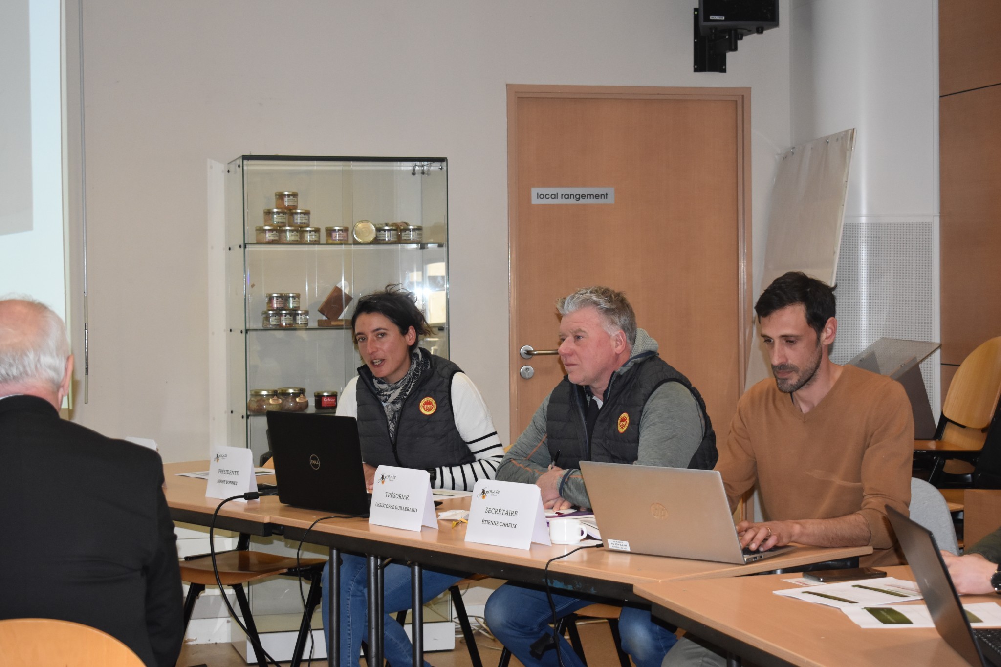 La présidente du syndicat de défense des fromages charolais, Sophie Bonnet, le trésorier Christophe Guillerand et le secrétaire Etienne Cahieux lors de l'assemblée générale à la Maison du charolais. 