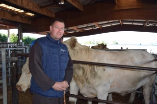 Alexandre Labourbe au marché de Saint-Christophe en Brionnais