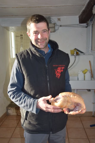 A Baugy, Pierre Pontet produit et vend des volailles fermières depuis 18 ans