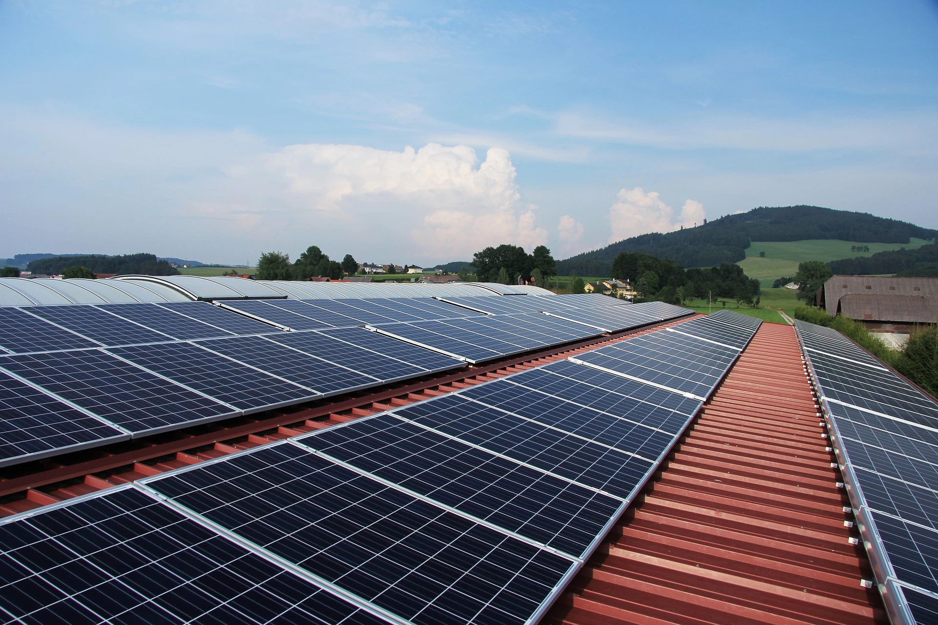 Face aux offres alléchantes de bâtiments gratuits grâce au photovoltaïque, la prudence s'impose