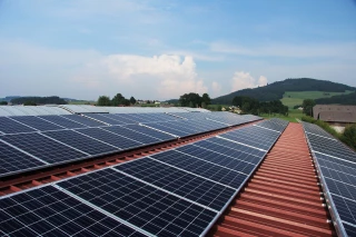 Face aux offres alléchantes de bâtiments gratuits grâce au photovoltaïque, la prudence s'impose