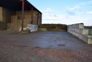 Un silo à ensilage en "Lego" sur du bitume !