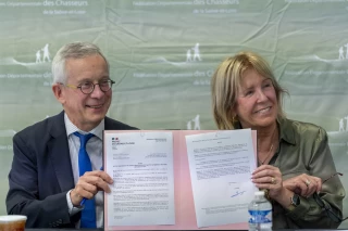 Signature du nouveau schéma départemental de gestion cynégétique le 15 juillet dernier à Viré en présence du Préfet et de la présidente de la FDC 71 Evelyne Guillon. 