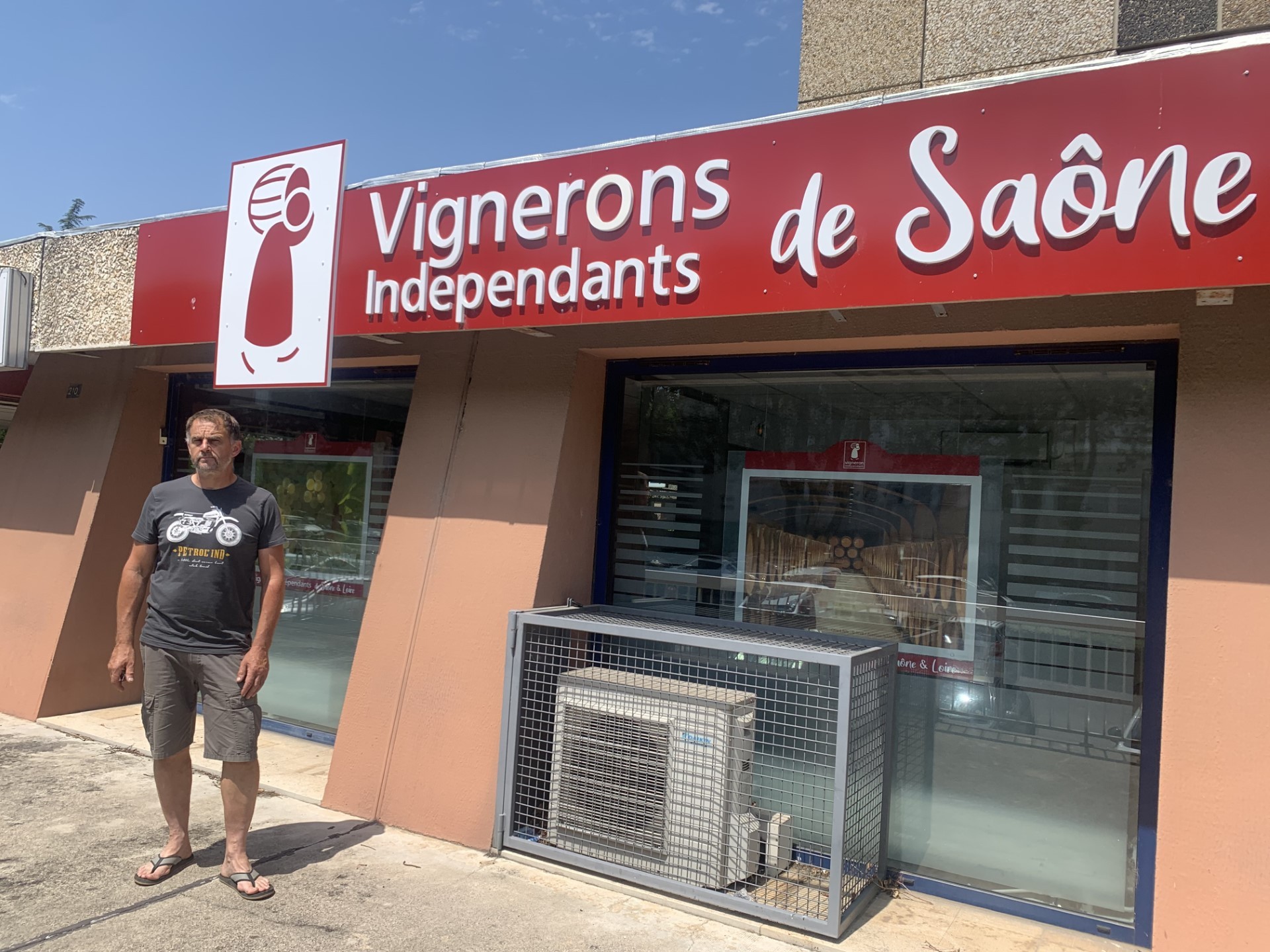 Jean-Christophe Remond, président des Vignerons indépendants de Saone-et-Loire, devant les nouveaux locaux.