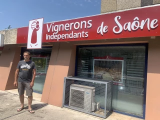 Jean-Christophe Remond, président des Vignerons indépendants de Saone-et-Loire, devant les nouveaux locaux.