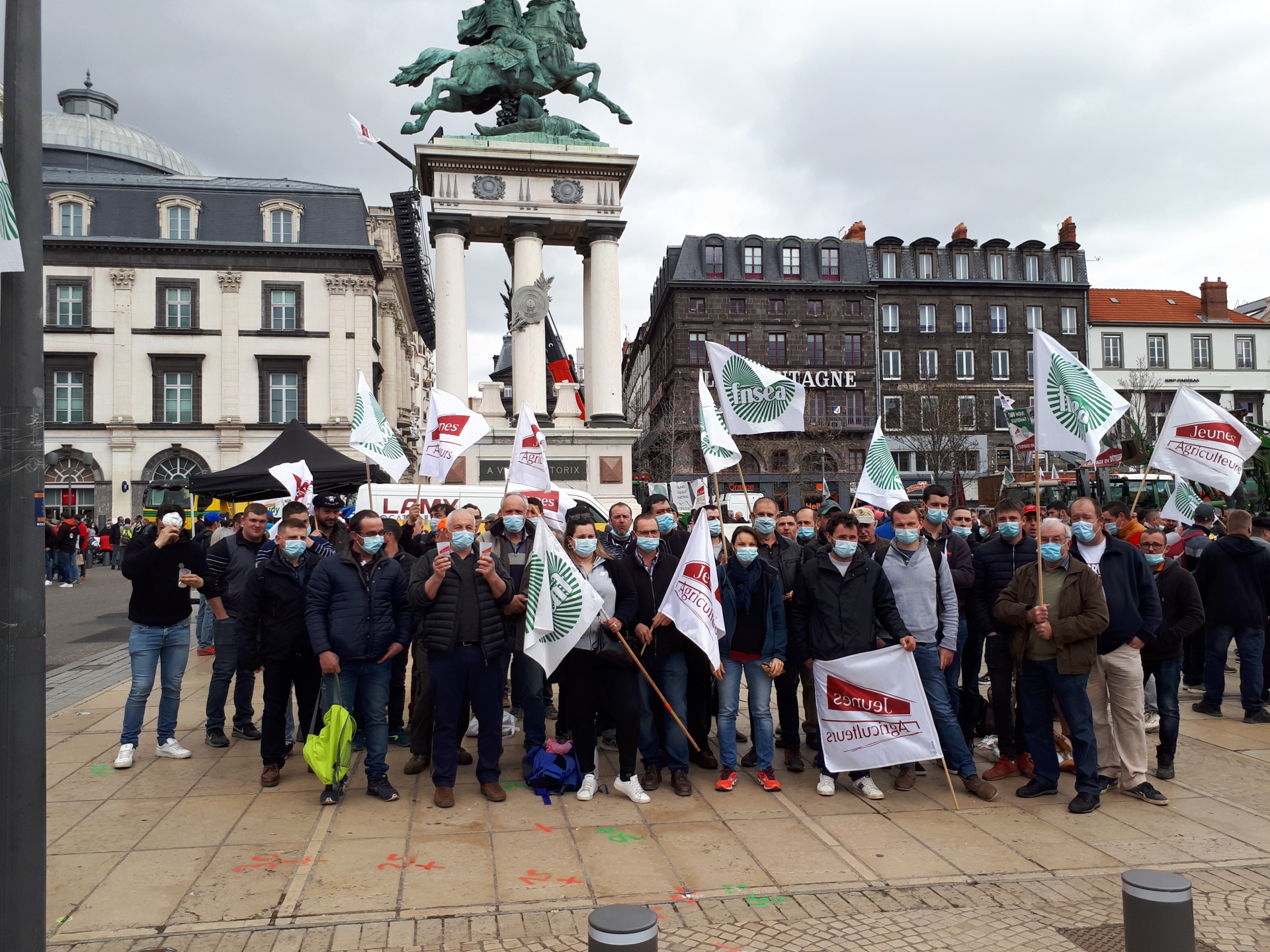 EN DIRECT (ACTUALISE) : Mobilisation massive à Clermont-Ferrand et à Lyon