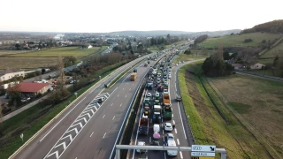 (Vidéos) 500 agriculteurs et plus de 200 tracteurs bloquent l'A6 à Tournus