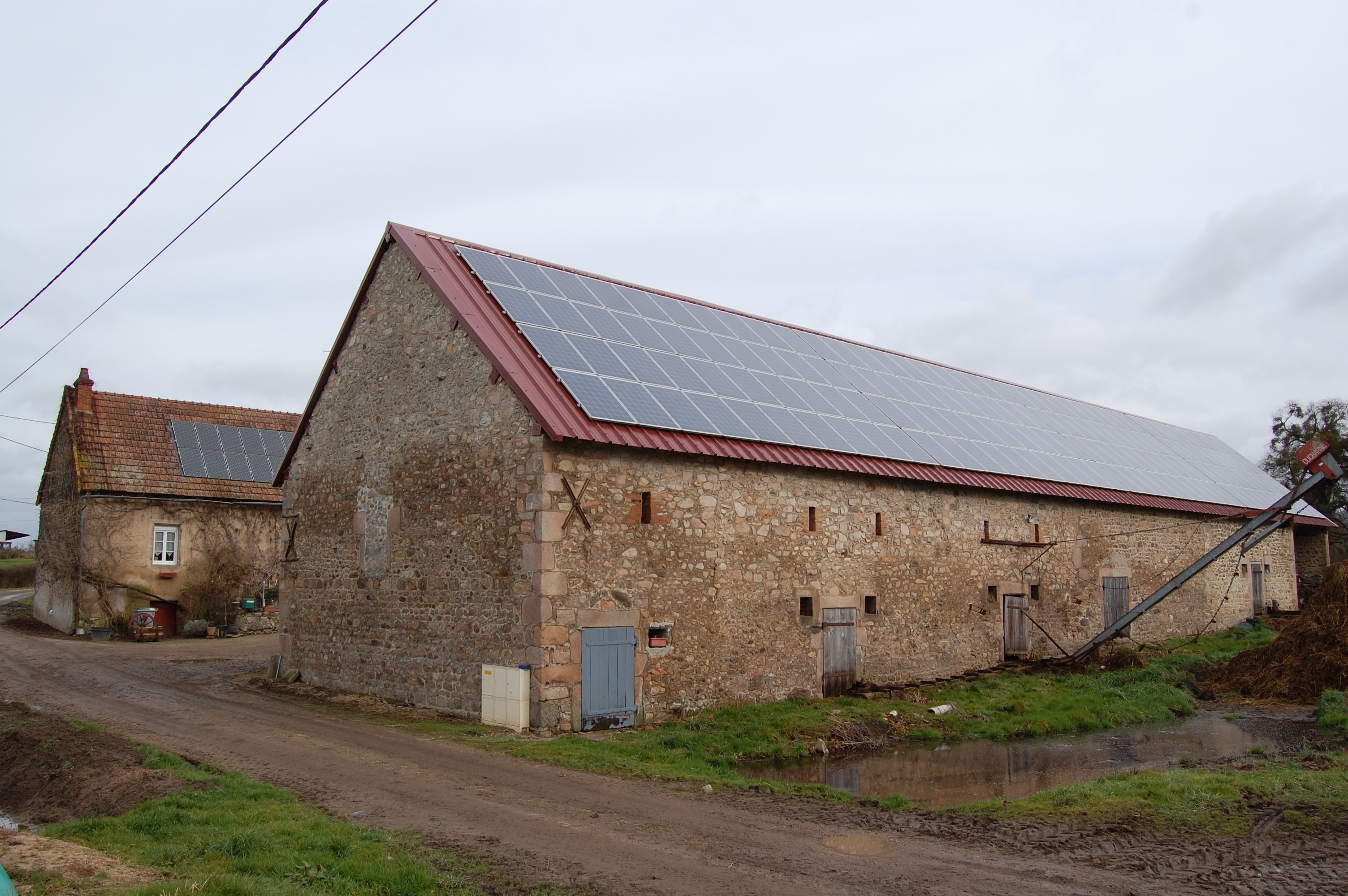 De gros nuages au-dessus du photovoltaïque