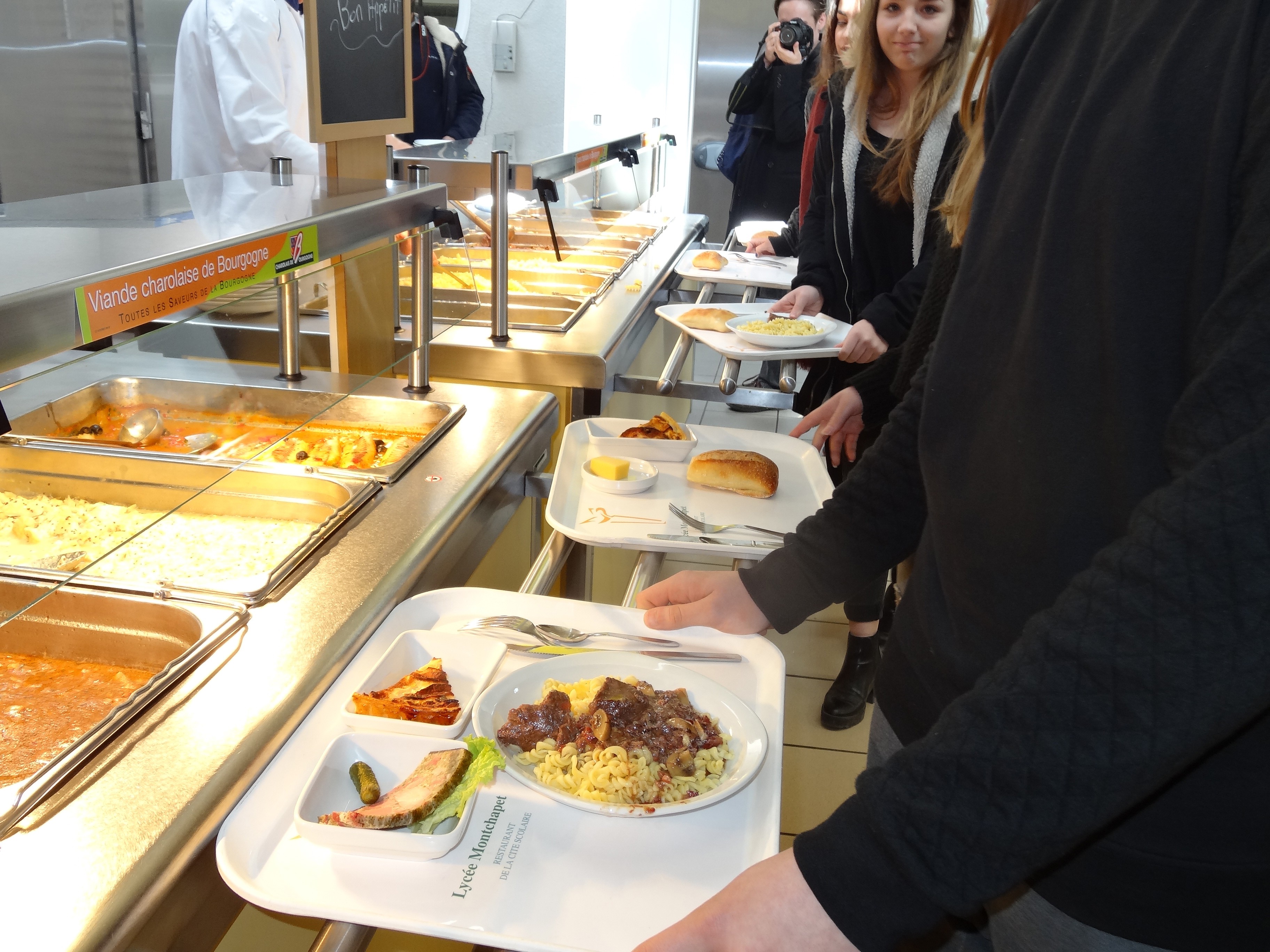 Après le bœuf charolais, la volaille de Bresse dans les assiettes des collégiens